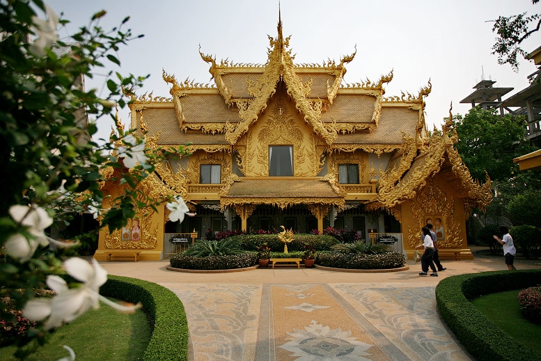 Храм Ват Ронг Кхун (Wat Rong Khun) в Тайланде - фото 3