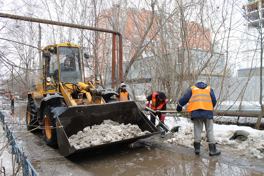 Более 1 тыс. кубометров воды откачали из лужи во дворе дома на проспекте Ленина - фото 2